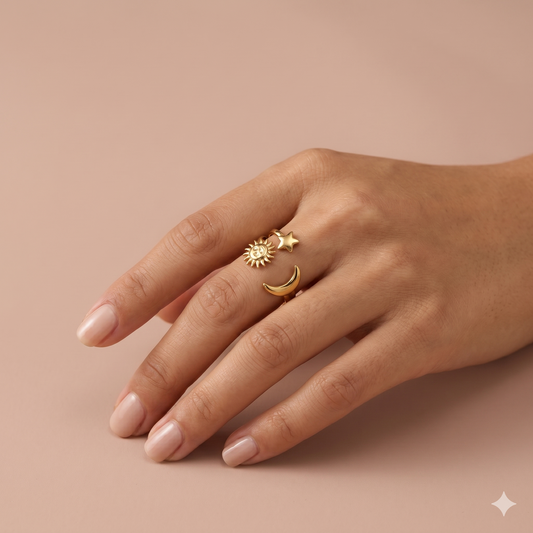 Bague dorée ouverte à l'avant formes lune, soleil et étoile
