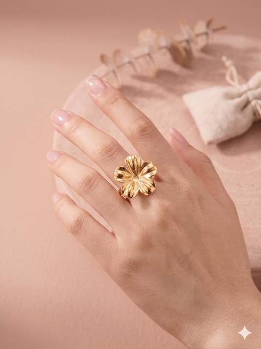 Bague fleur en relief doré