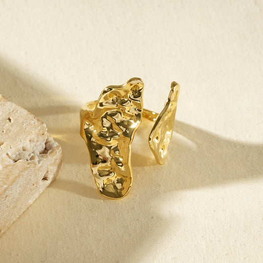 Bague ouverte à l'avant plaques effet roche polie