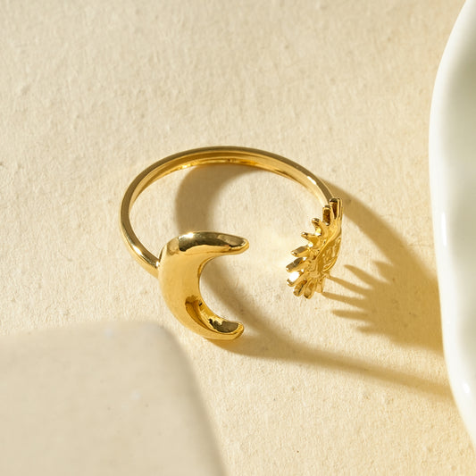 Bague dorée ouverte à l'avant formes lune et soleil