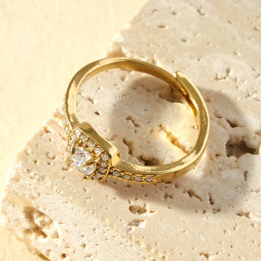 Bague fine solitaire sertie d’un strass rond