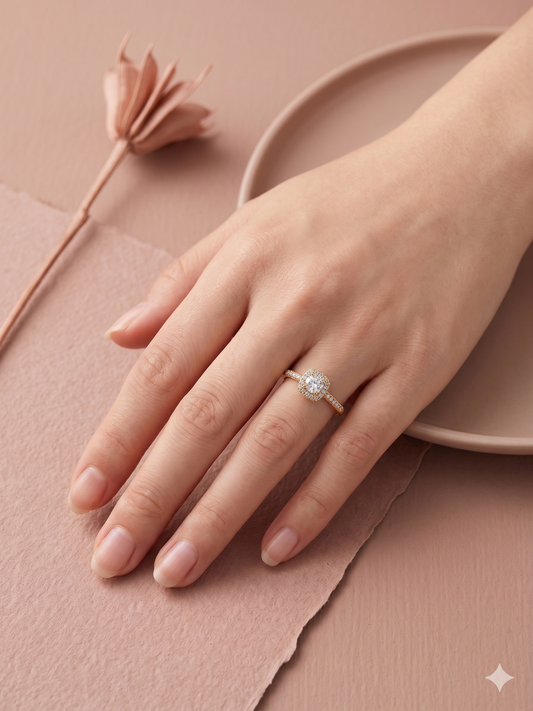 Bague fine solitaire sertie d’un strass rond