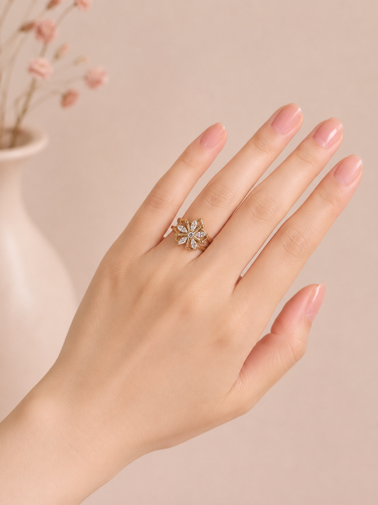 Bague ajustable anti-stress fleur ajourée et strass