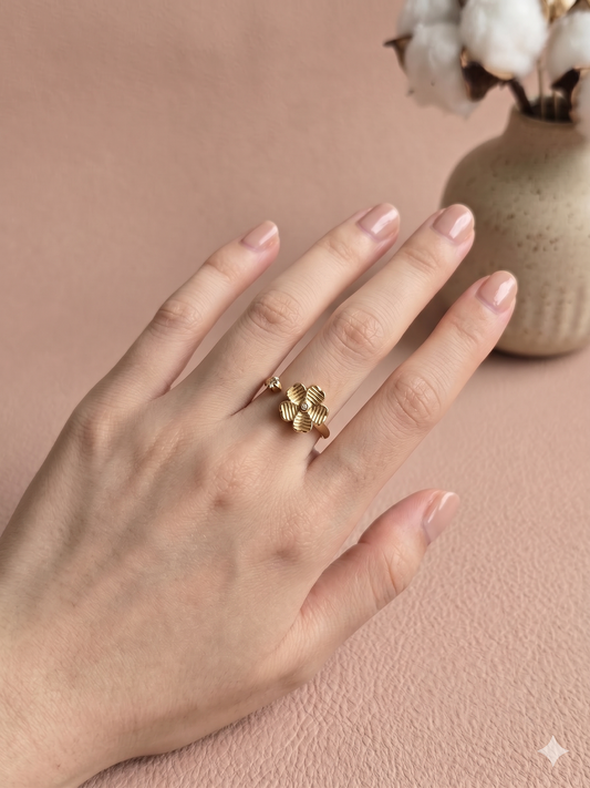 Bague ajustable anti-stress fleur gravée et strass