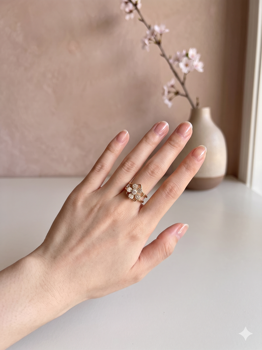 Bague anti-stress ajustable fleur pavée de strass