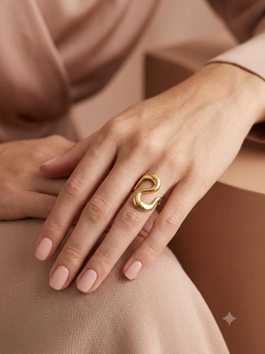 Bague dorée design vague sculpturale