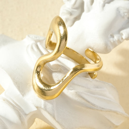 Bague dorée design vague sculpturale