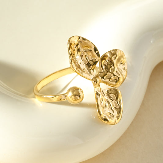 Bague demi fleur martelé et perle doré