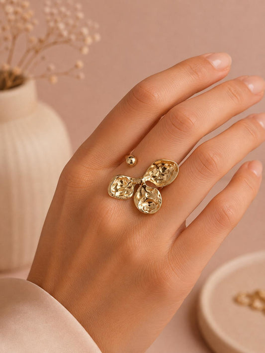 Bague demi fleur martelé et perle doré