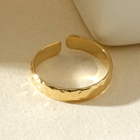 Bague de petite taille dorée ouverte martelée effet miroir