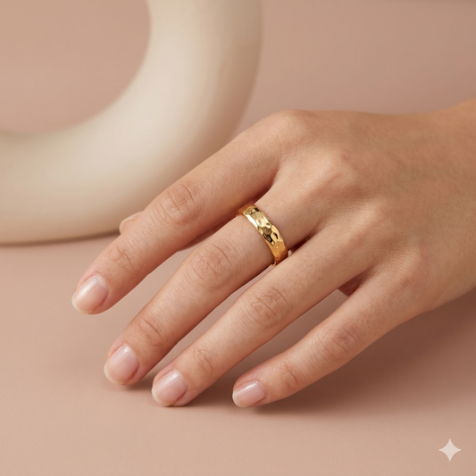 Bague de petite taille dorée ouverte martelée effet miroir