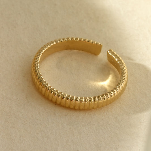 Bague fine dorée ouverte effet bambou