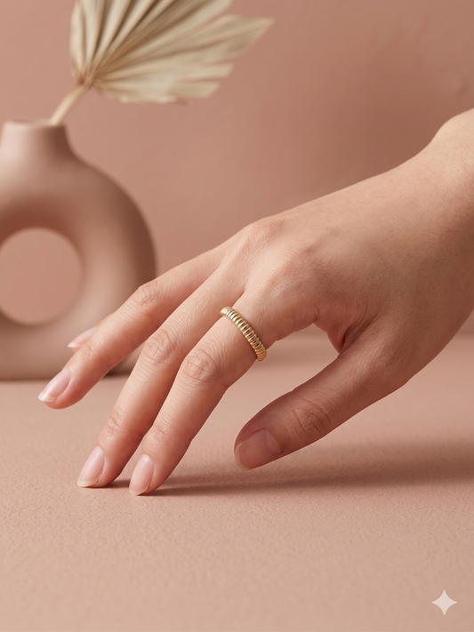 Bague fine dorée ouverte effet bambou