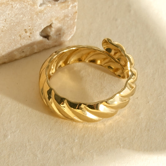 Bague fine dorée petite taille ajustable torsadée brillante