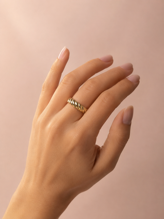 Bague fine dorée petite taille ajustable torsadée brillante