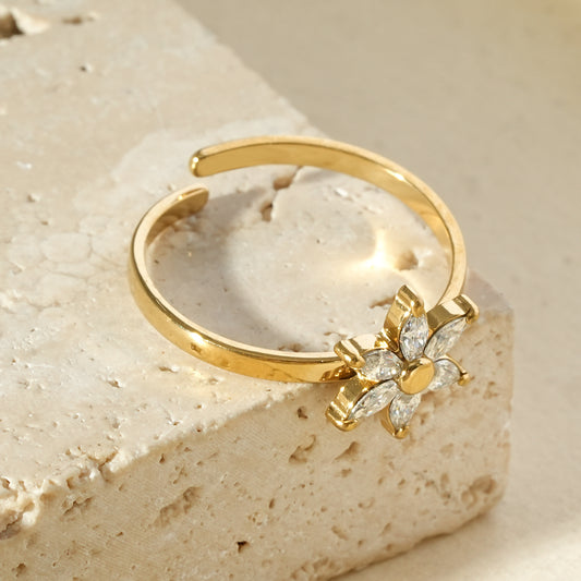 Bague ajustable fleur aux pétales strassés