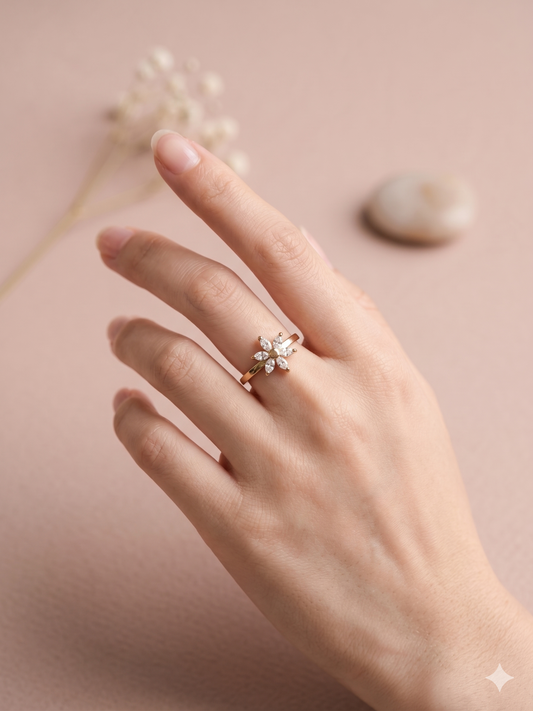 Bague ajustable fleur aux pétales strassés