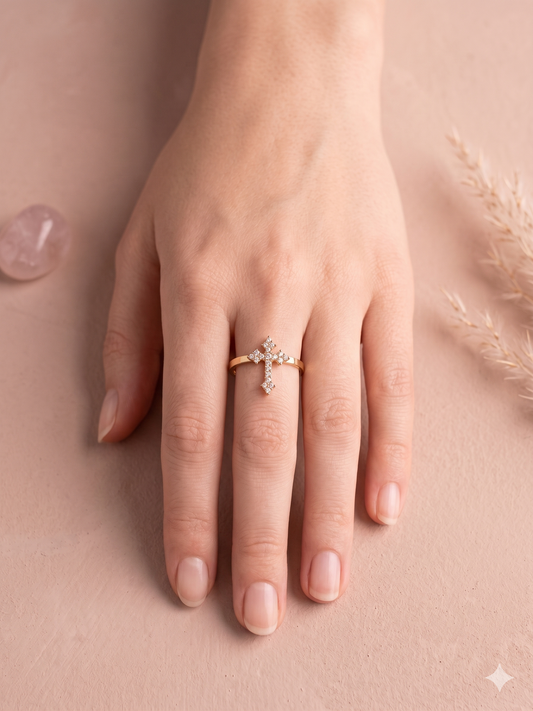 Bague ajustable croix royale strassée