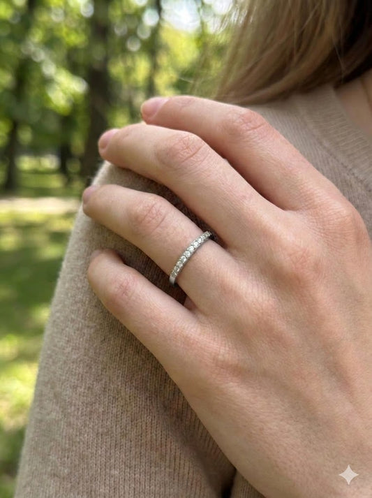 Bague ajustable ornée pavée de strass style classique