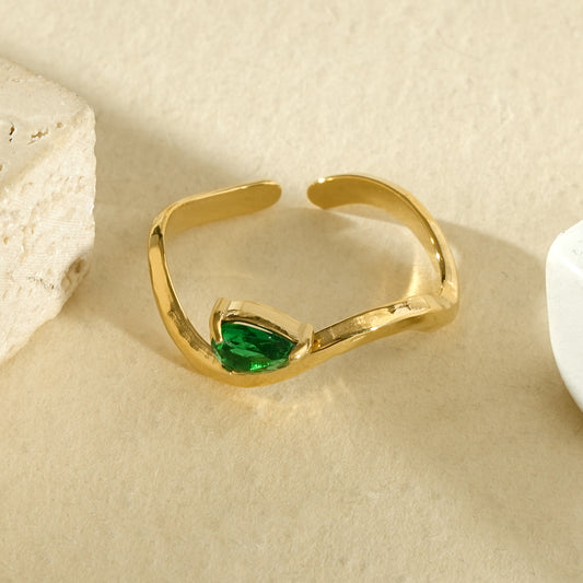 Bague fine pierre verte marquise sertie