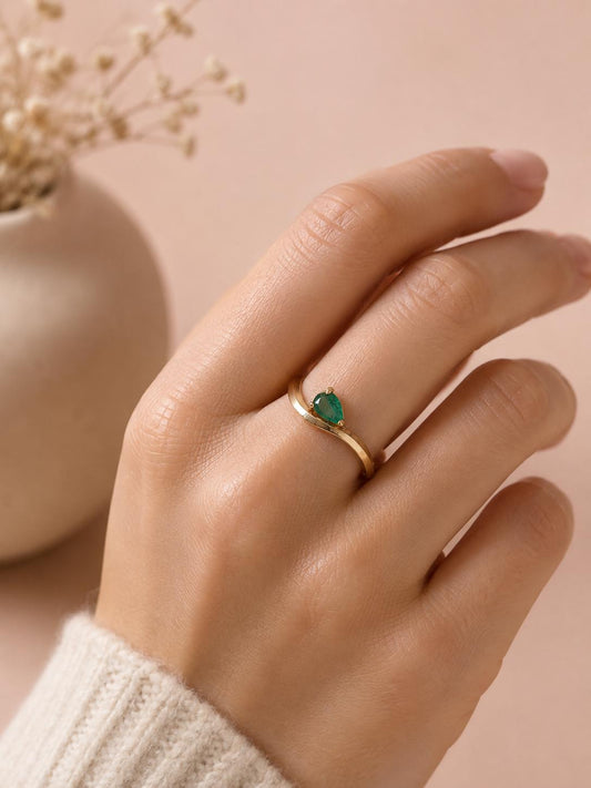 Bague fine pierre verte marquise sertie