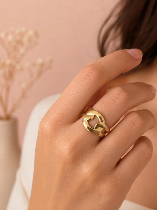 Bague chaîne gourmette large dorée brossée