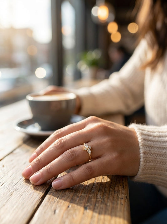 Bague fine ajustable ornée des strass lumineux