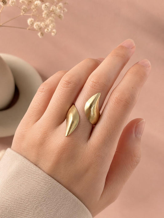 Bague ajustable goutte asymétrique doré brossé