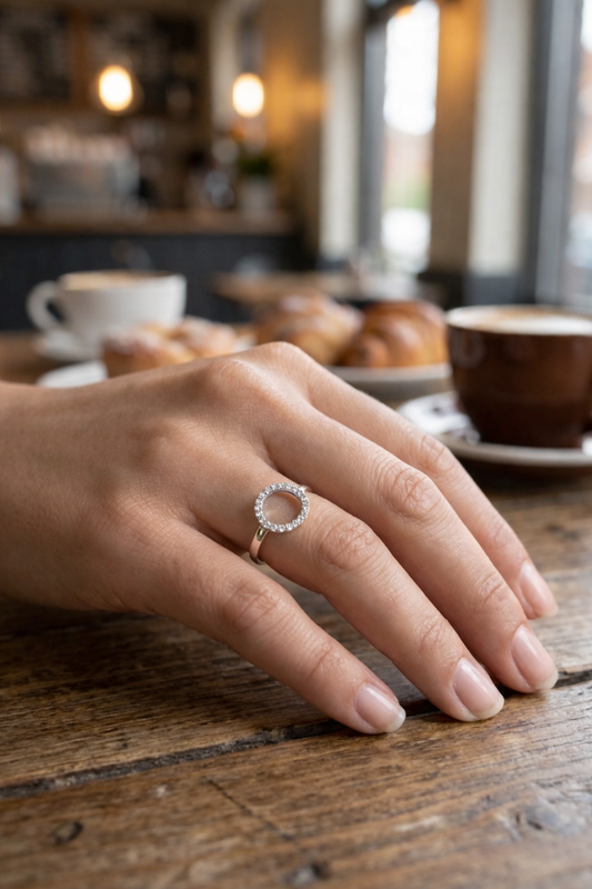 Bague fine ajustable cercle ajouré serti de strass