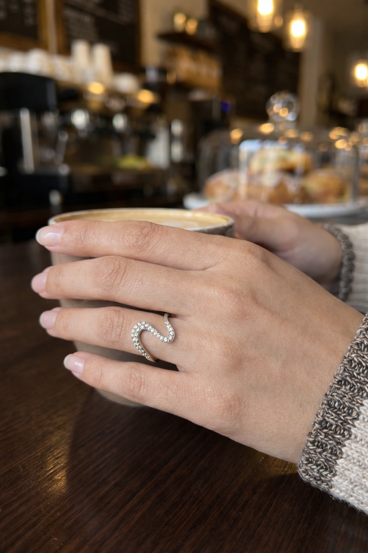 Bague fine ajustable motif grande vague strass