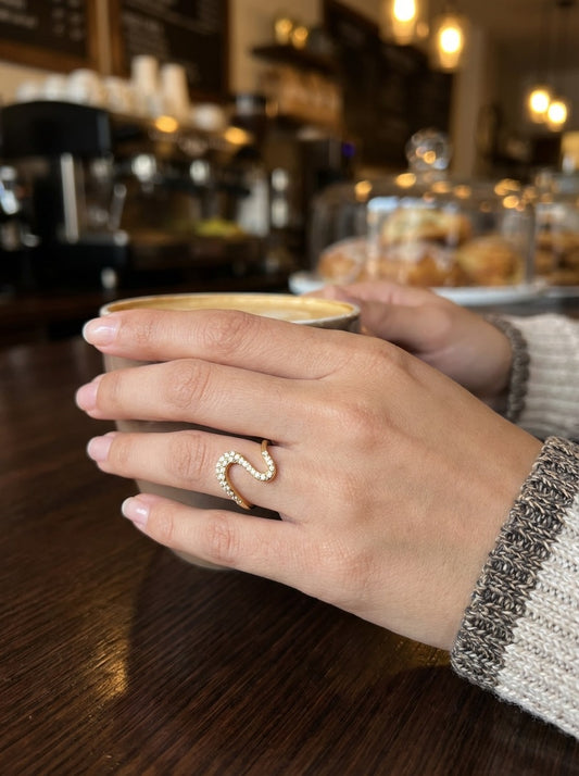 Bague fine ajustable motif grande vague strass