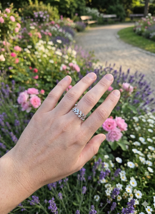 Bague ouverte à l'avant feuille longue en strass