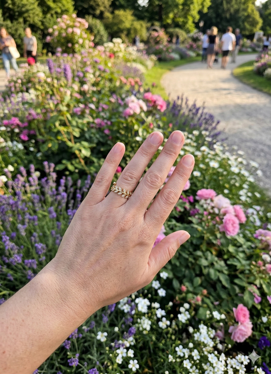Bague ouverte à l'avant feuille longue en strass