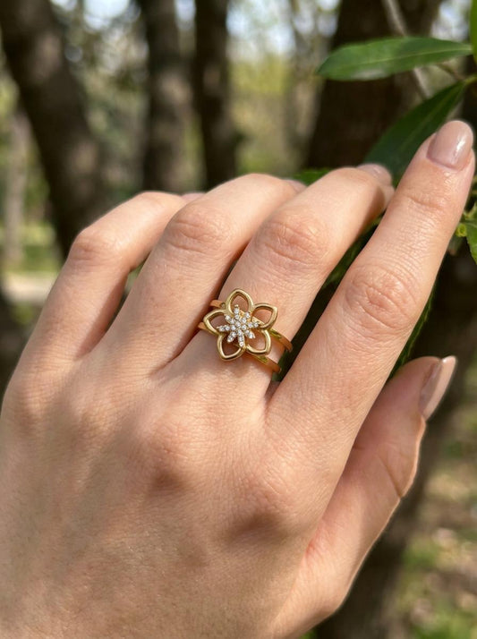 Bague ajustable anti stress motif fleur ajourée pavée de strass