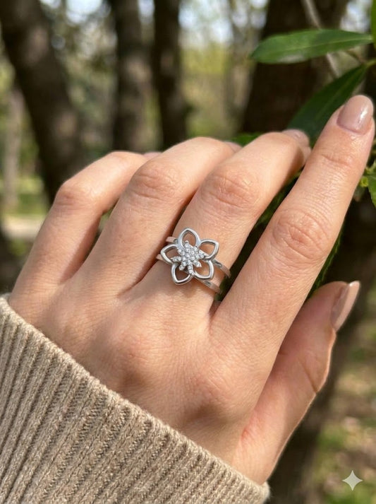 Bague ajustable anti stress motif fleur ajourée pavée de strass