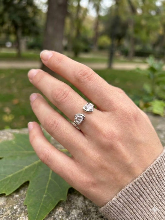 Bague ouverte à l’avant avec 2 cœurs inversés strass