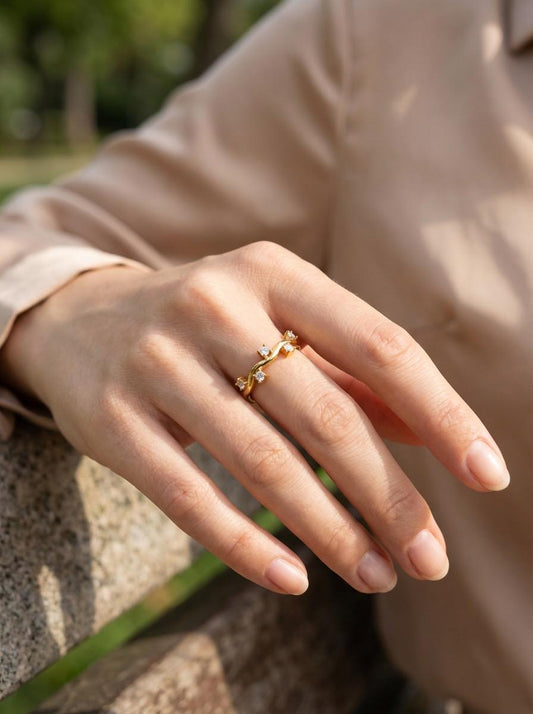 Bague ajustable effet liane ornée de 5 strass