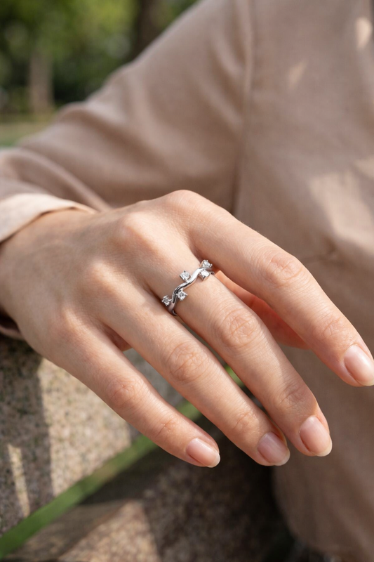 Bague ajustable effet liane ornée de 5 strass