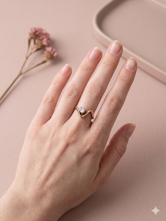 Bague ouverte en vague et strass goutte
