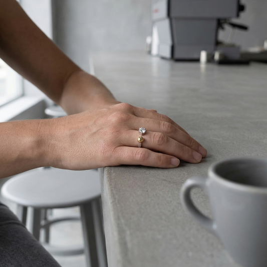 Bague bicolore ouverte à l'avant strass et bille dorée