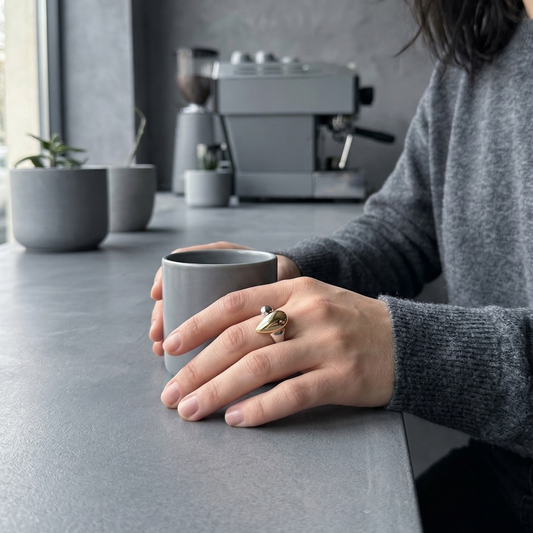 Bague ouverte à l'avant argentée avec goutte dorée