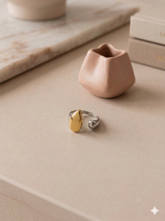 Bague ouverte à l'avant argentée avec goutte dorée