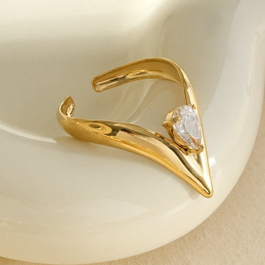 Bague dorée ajustable design V et strass poire