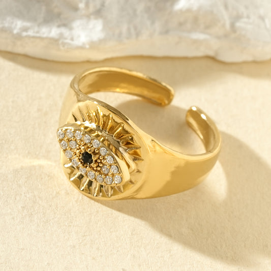 Bague dorée chevalière œil strassé et rayons gravés