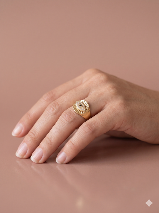 Bague dorée chevalière œil strassé et rayons gravés