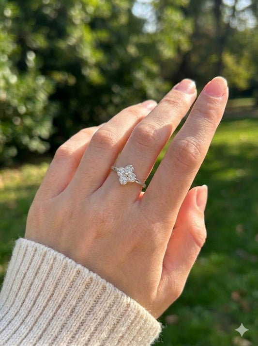 Bague fine ajustable fleur quatre pétales de strass