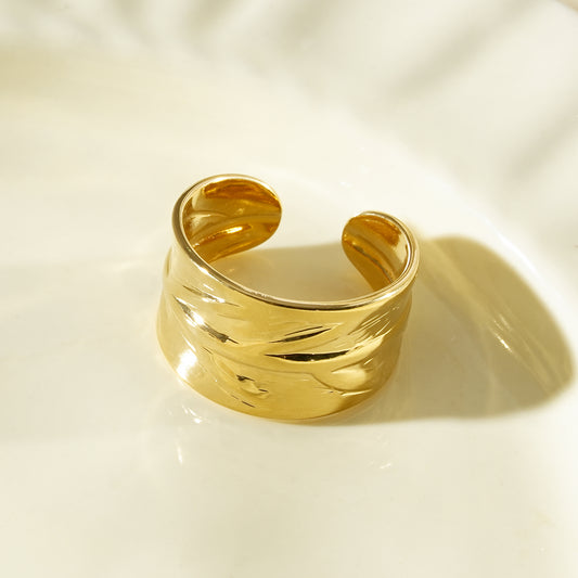 Bague large striée organique doré