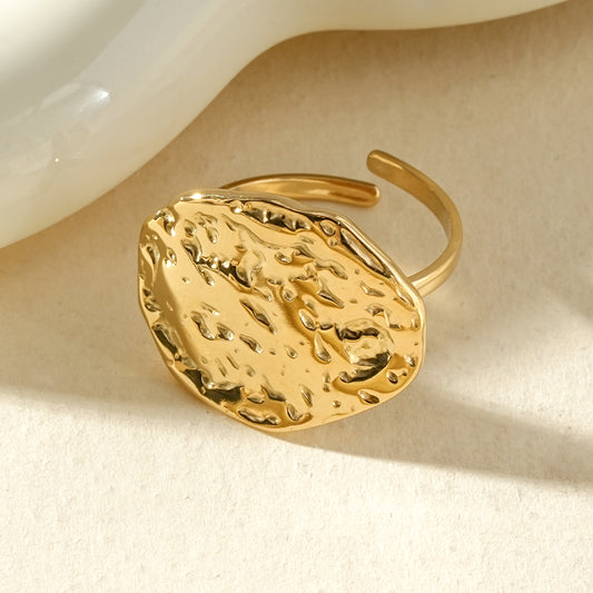 Bague large martelée ovale doré