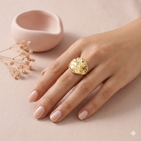 Bague large martelée ovale doré