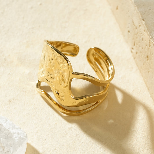 Bague large martelée asymétrique ajourée